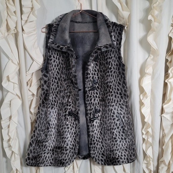 Tasha Polizzi Reversible Faux Fur Vest Large Faux Suede Bone Button Closure - Picture 8 of 11